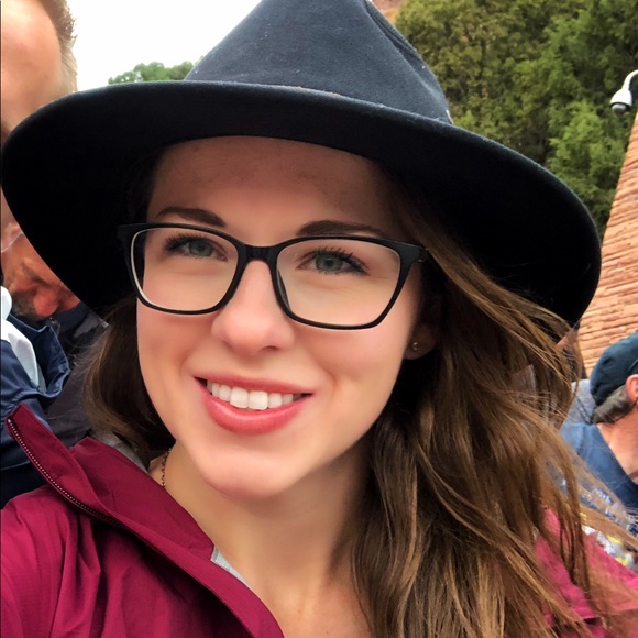 Meet your Posher, Olivia - Picture 1 of 2